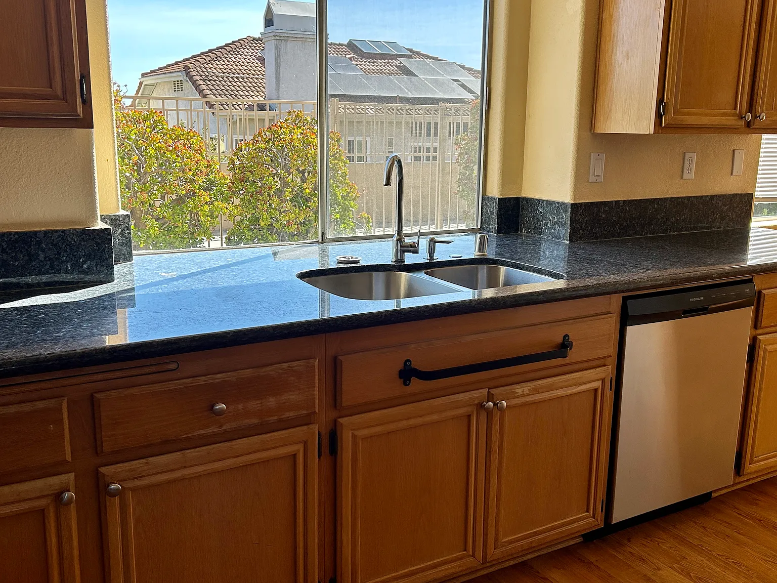 4 bed, 2350 sqft, $4,100 — Photo 4
