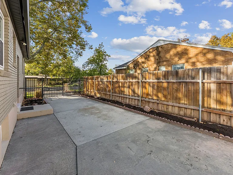 1021 E Millbert Ave — Photo 19