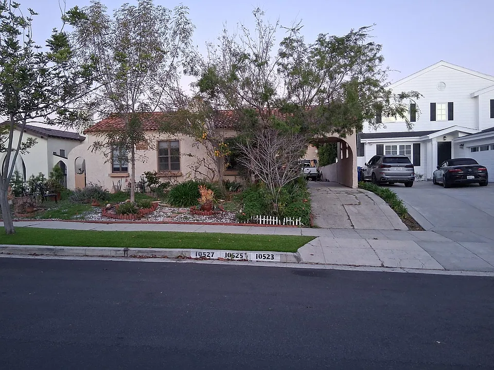 Front view of entire property