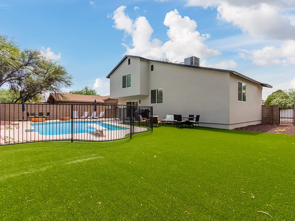 2780 N La Cienega Dr