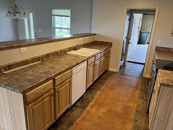 5th image of 99 Skylark Ln