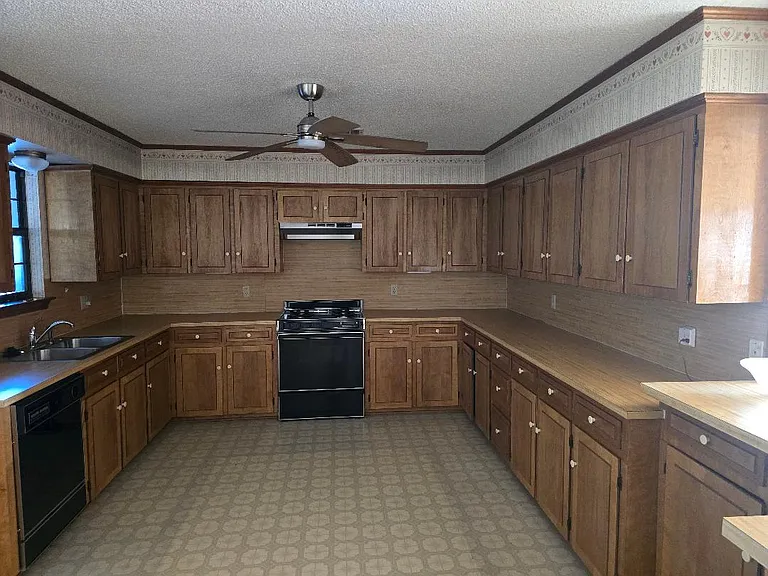 1483 S Waco St — Photo 5