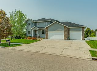 1390 Golden Eagle Ln, Bismarck, ND 58503