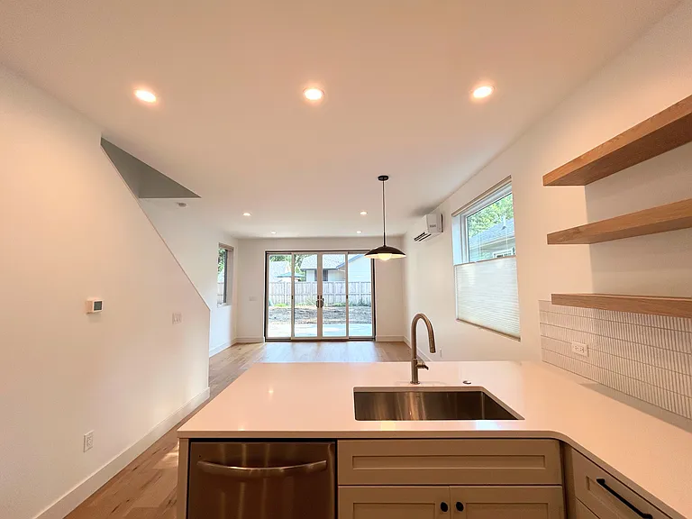 1003 E Washington St — Photo 12