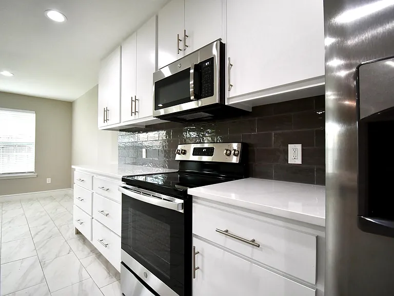 1204 Jeffery Trl — Photo 11