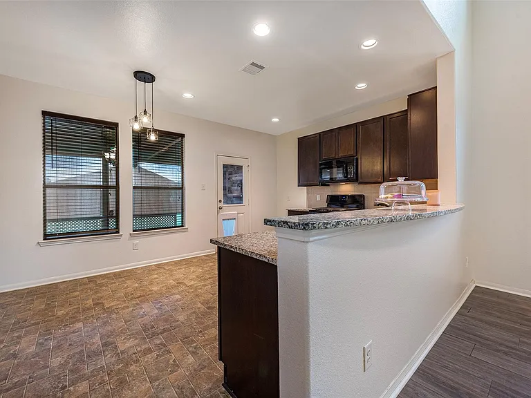106 Crown Point Ct — Photo 8