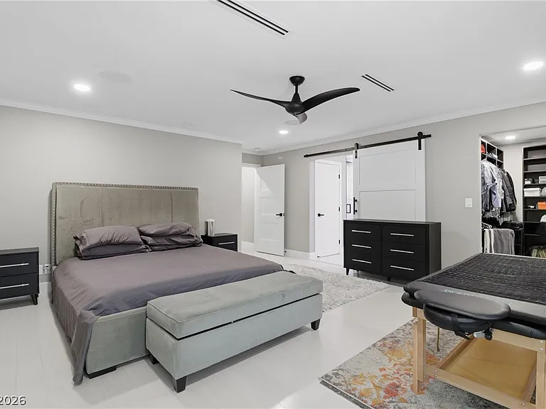 300 E Lacy Ln — Photo 37