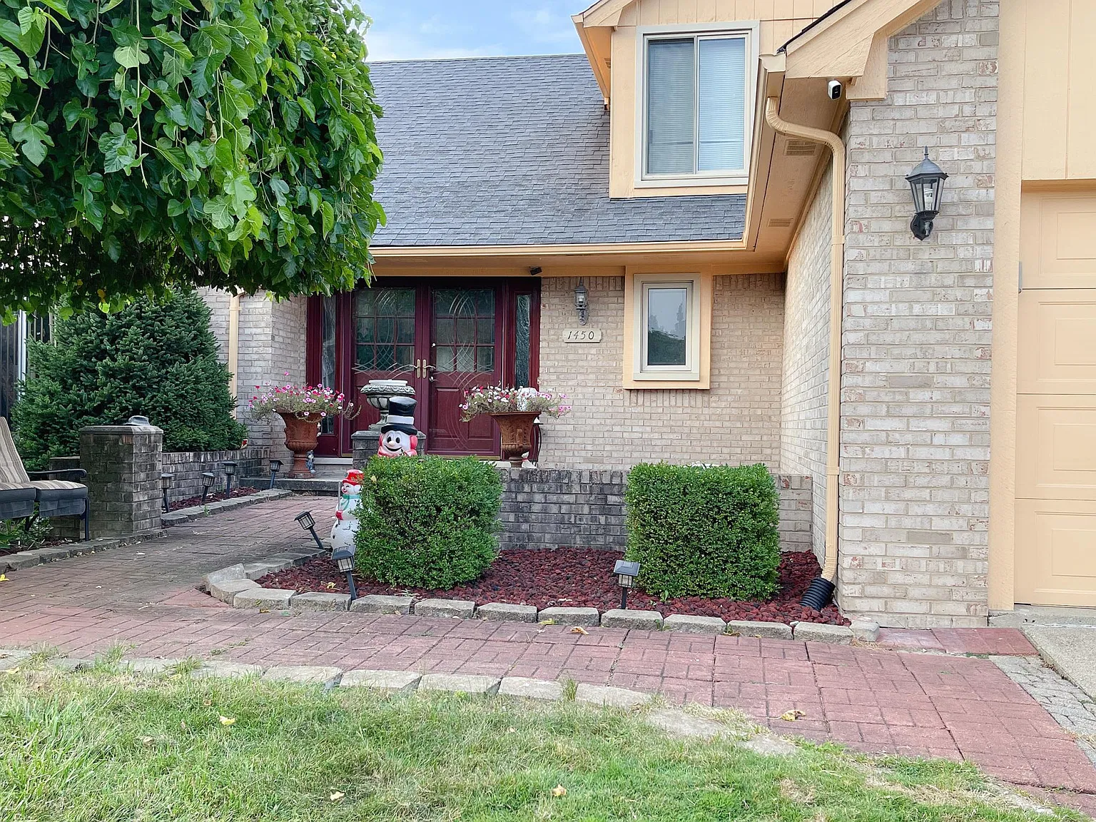1450 Durand Dr — Photo 2
