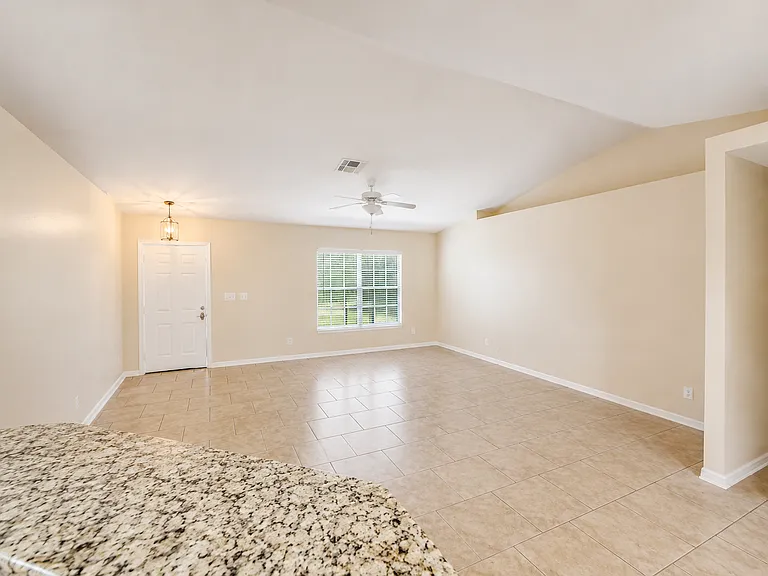 4141 NE 19th Pl — Photo 3