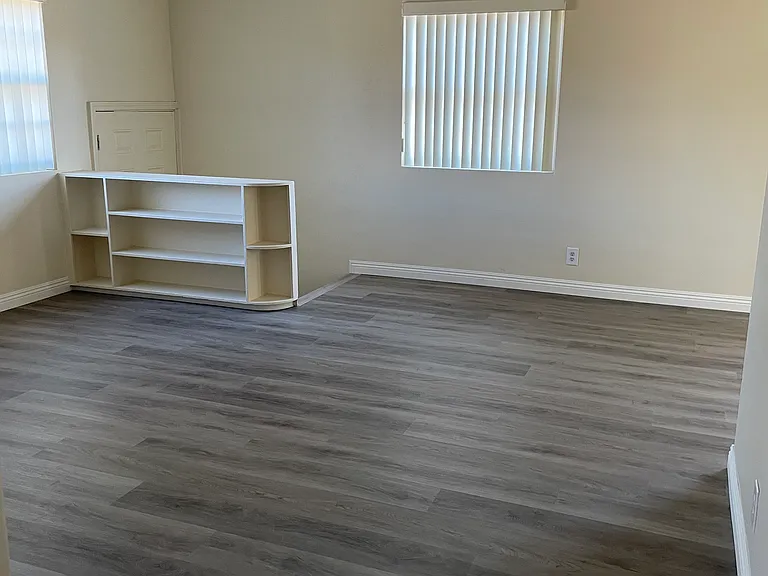1521 1/2 N Hollywood Way #1521-1/2 — Photo 2