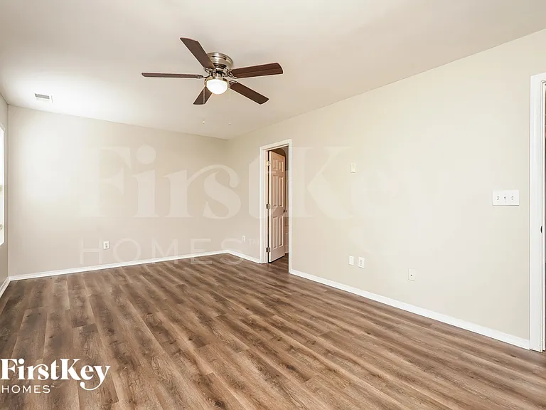 520 Martha Ct — Photo 10
