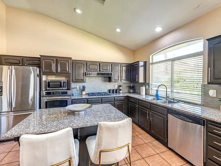 8704 Las Posas Ave — Photo 14