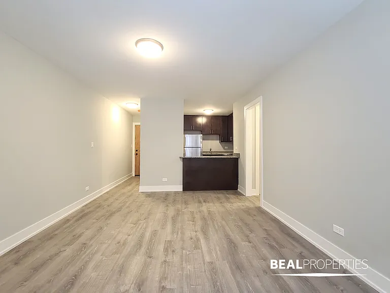 530 W Surf — Photo 18