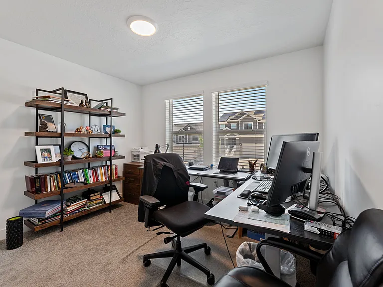 932 N Olson Dr — Photo 14