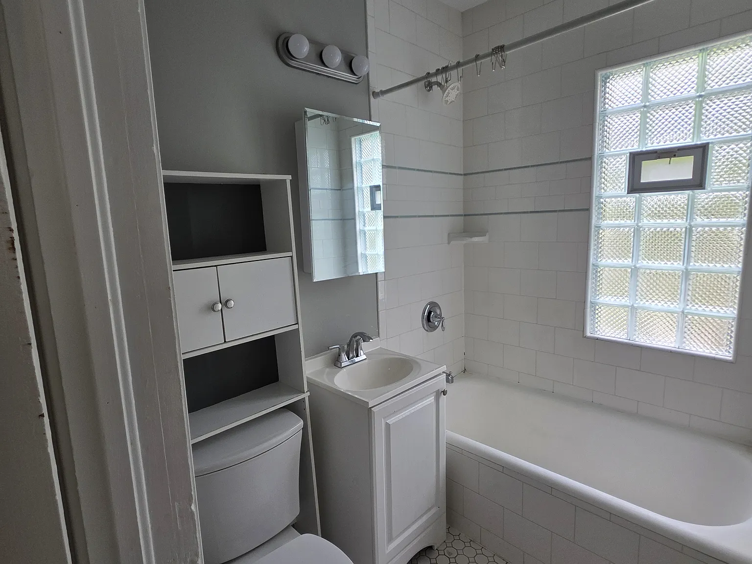 3 bed, 1100 sqft, $1,400 — Photo 3