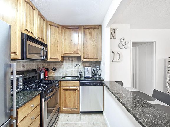 3rd image of 200 W 79th St APT 6M