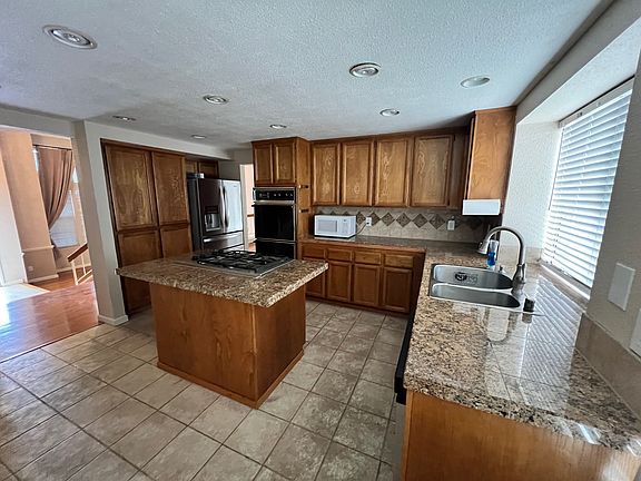 3rd image of 2829 Bellflower Dr