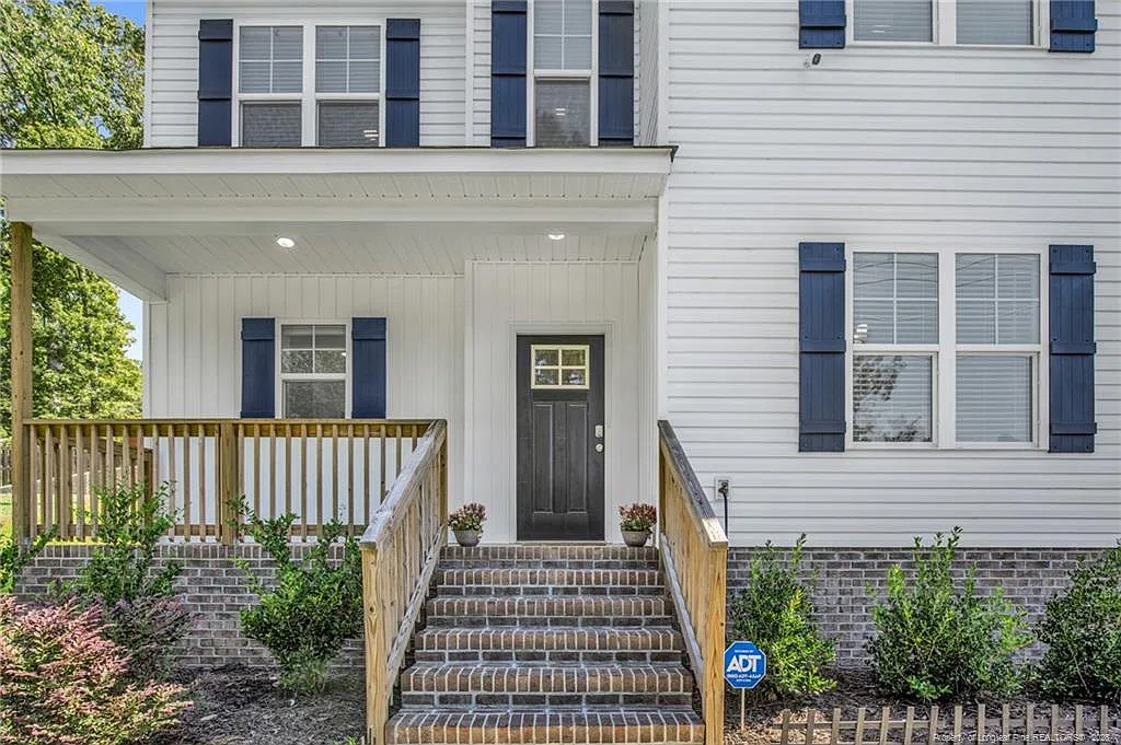 3 bed, 2.5 bath, 1843 sqft, $1,850 — Photo 2