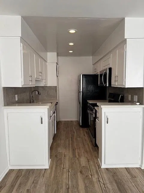 11810 Mayfield Ave — Photo 2