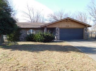 1716 S 17th St, Rogers, AR 72758