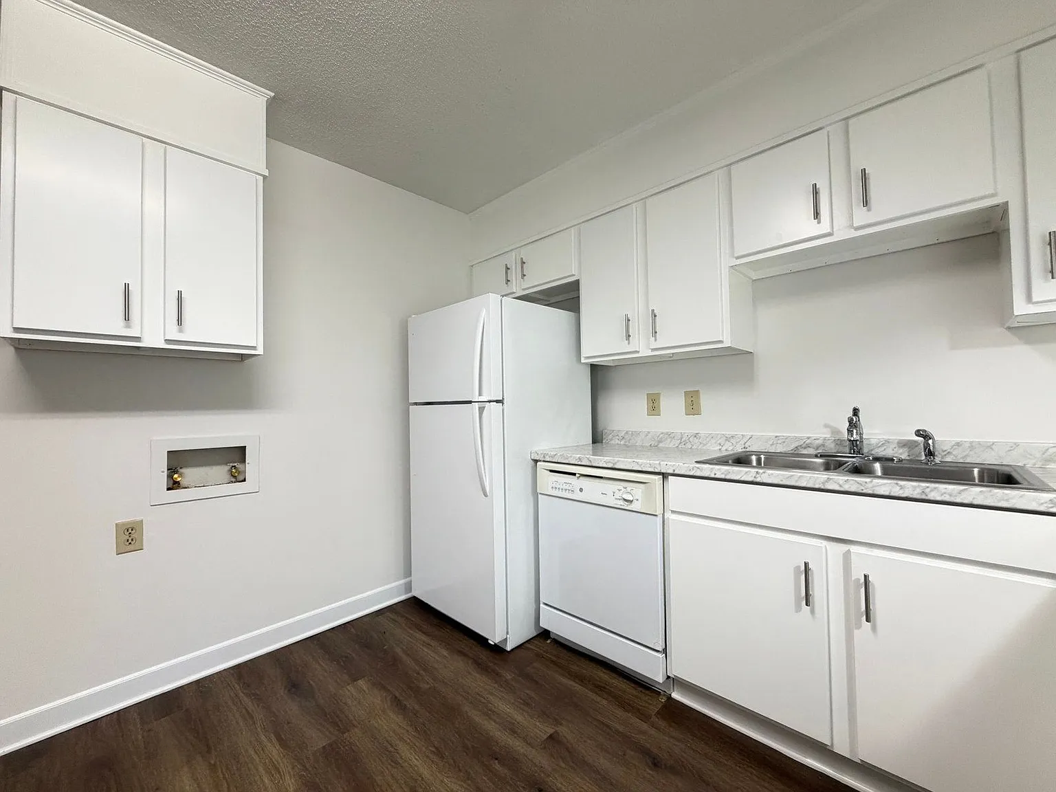 2 bed, 1.5 bath, $1,090 — Photo 4