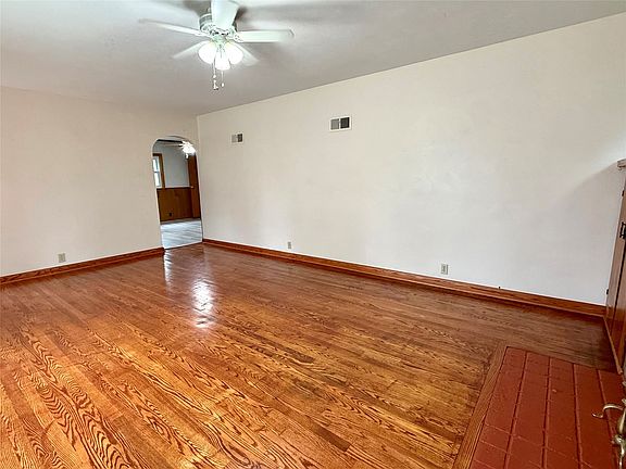5th image of 102 E Division St
