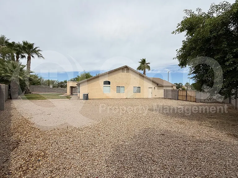 1139 E Morgan Ct — Photo 3