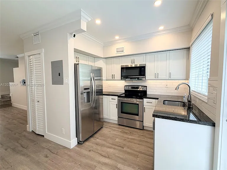 15 Madeira Ave #2 — Photo 7