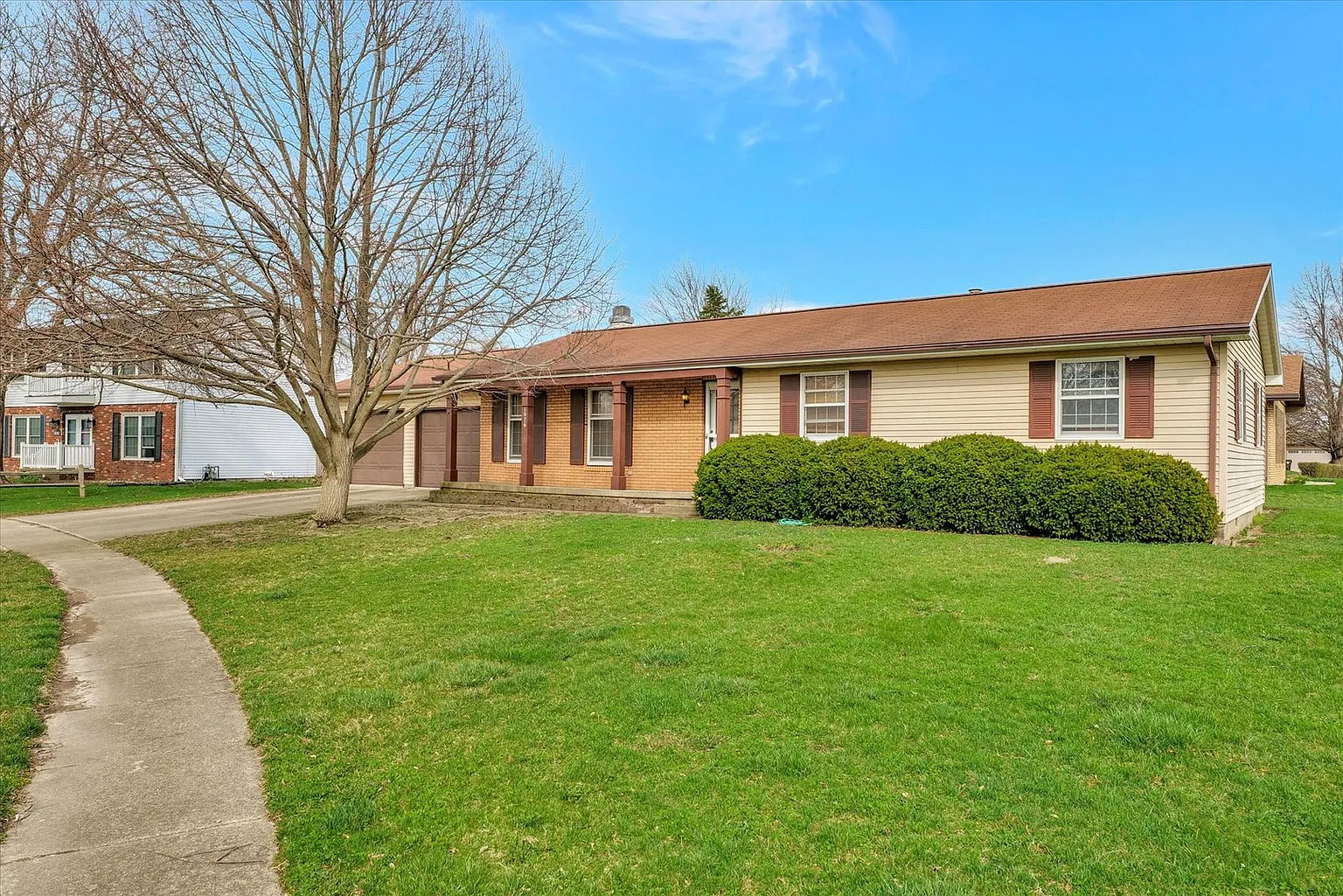 1076 Lancaster Dr photo 1