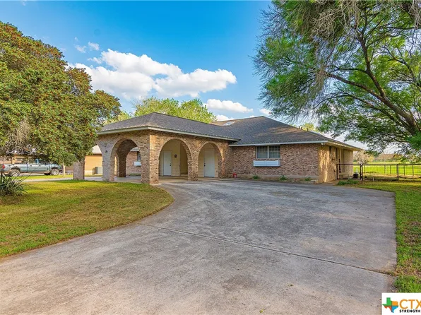 19 Champions Dr, Seguin, TX 78155