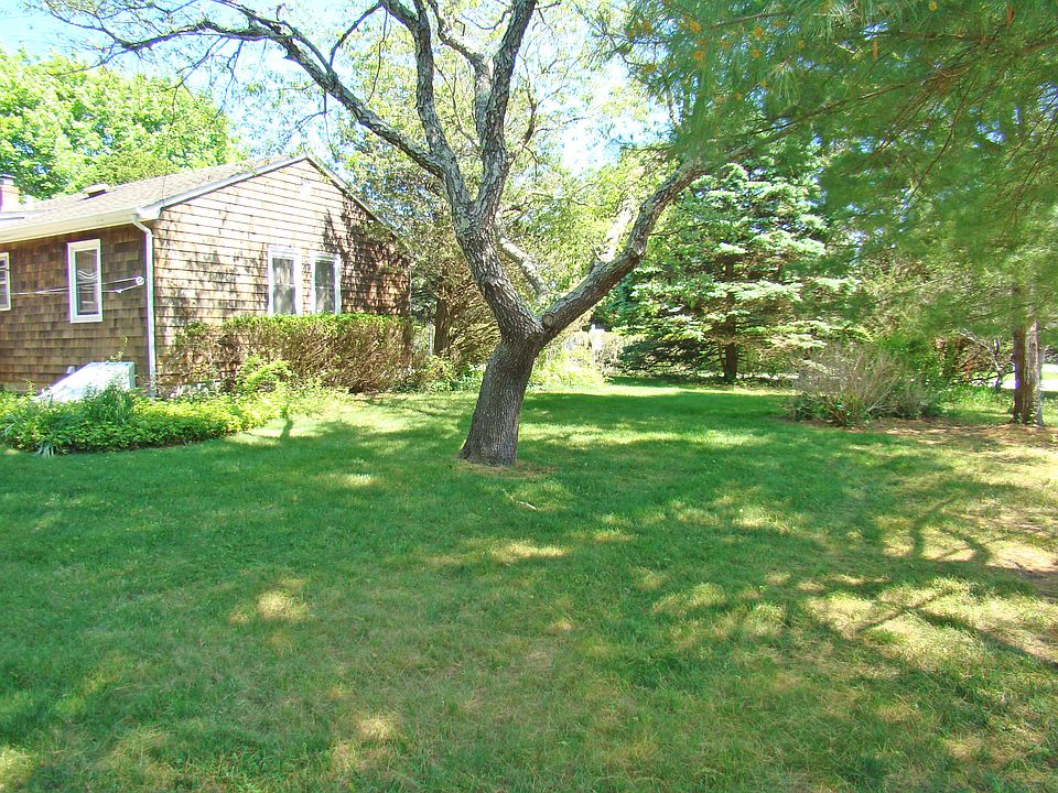 2nd image of 35 Middle Pond Rd