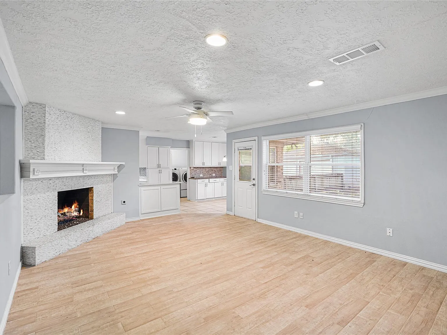 3 bed, 2069 sqft, $2,400 — Photo 2