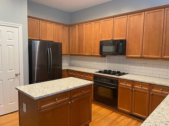 3rd image of 402 Creekview Trl SE