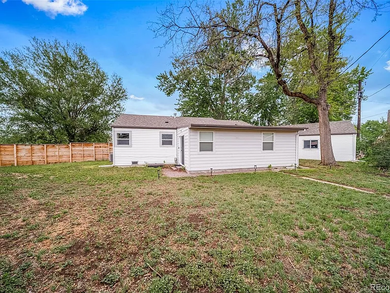 2395 S Irving St — Photo 31