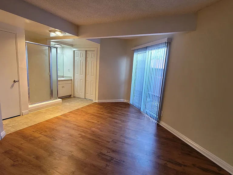 Lido Isle Apartments — Photo 31