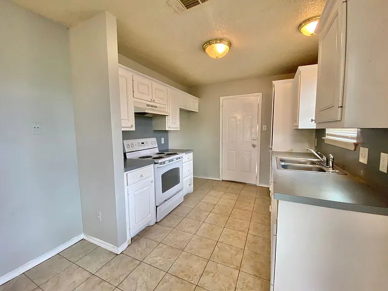 2913 Bates St — Photo 4