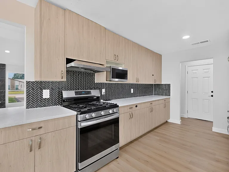 1807 Auburn Dr — Photo 6