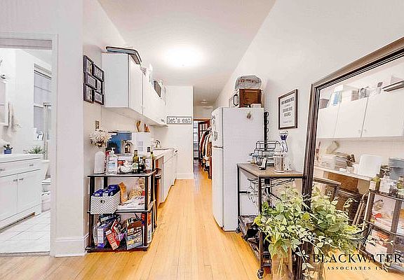 4th image of 205 E 73rd St APT 6