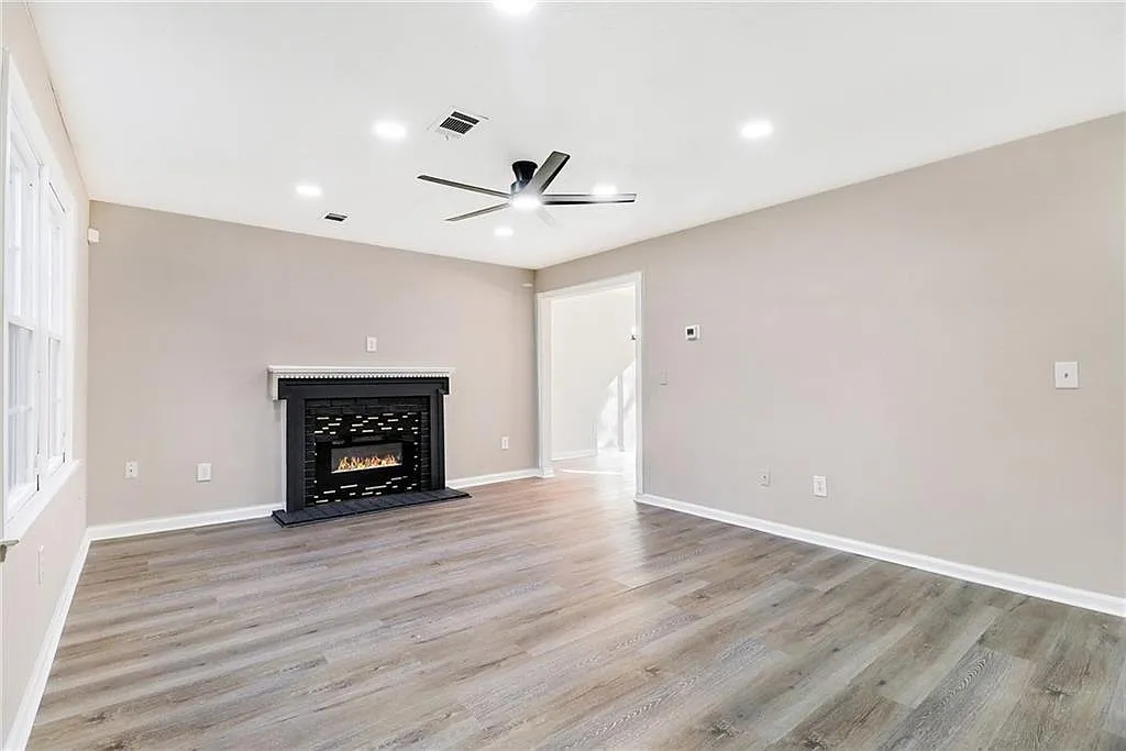 3 bed, 2.0 bath, 1465 sqft, $2,300 — Photo 4