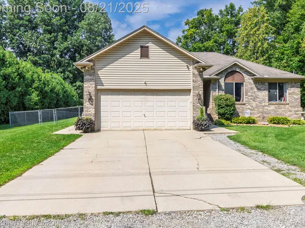21651 Sunnyview St, Clinton Township, MI 48035