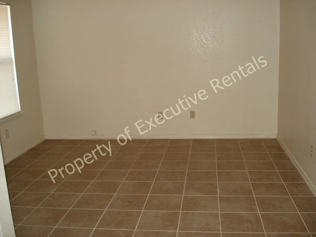463 Salopek Blvd — Photo 4