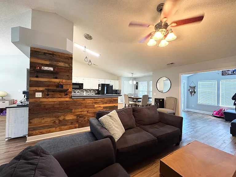 197 Green View Rd — Photo 2