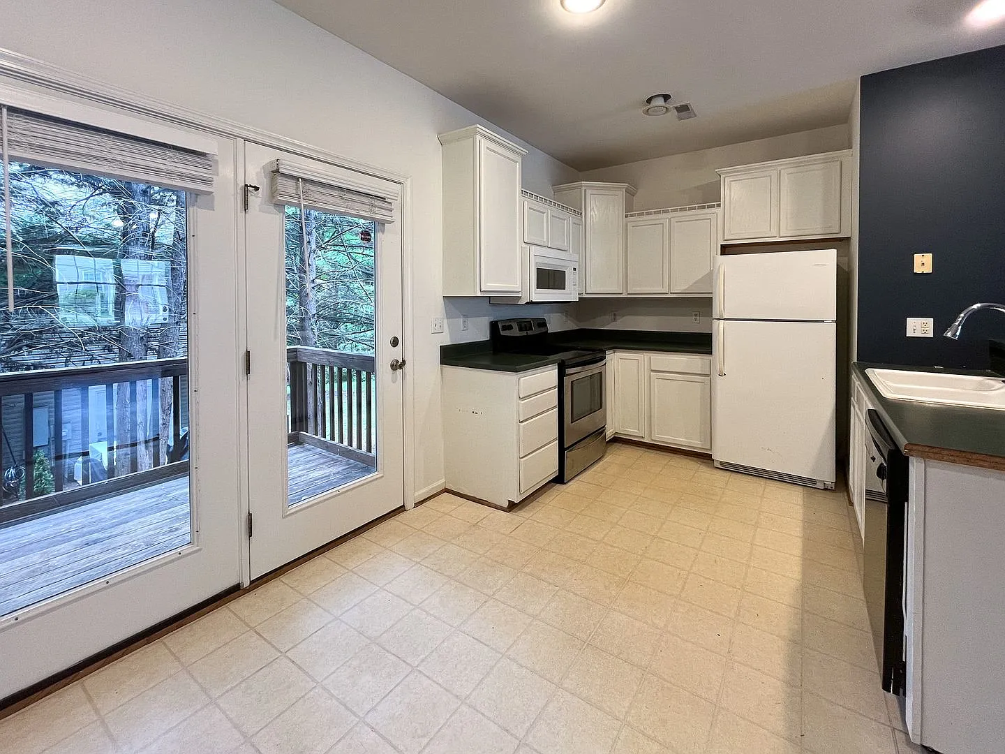 3BD/2.5BA Townhouse - Hydraulic Rd. — Photo 4