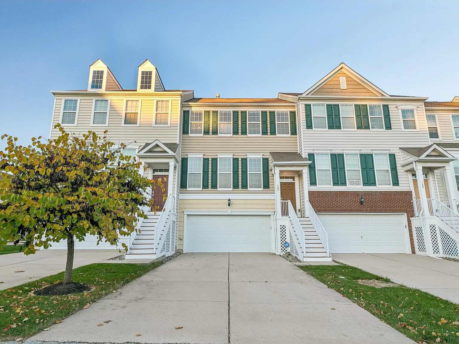3 bed, 2.5 bath, 1824 sqft, $3,275 — Photo 2