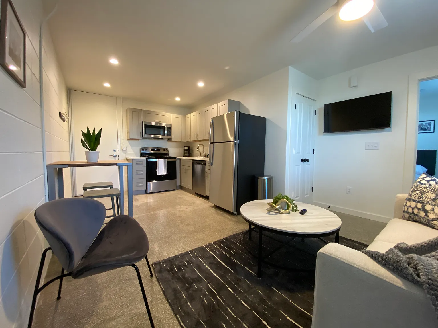 Studio Arms Apartments — Photo 3