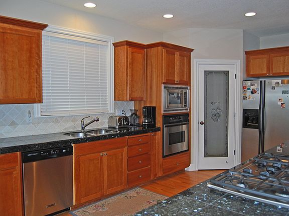 Granite w/travertine, SS Appliances