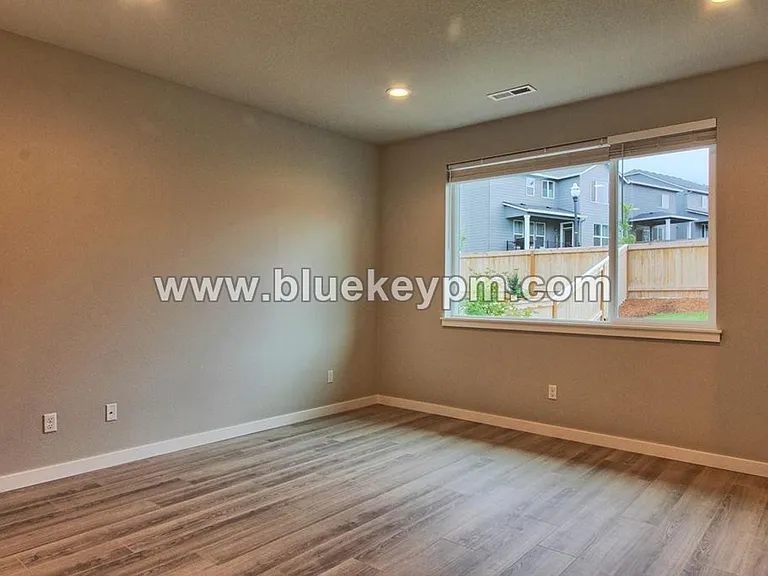 18511 NE 44th Ave — Photo 6