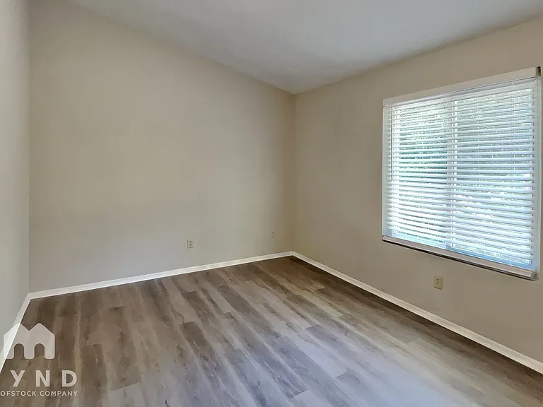 2139 Victoria Pl — Photo 13