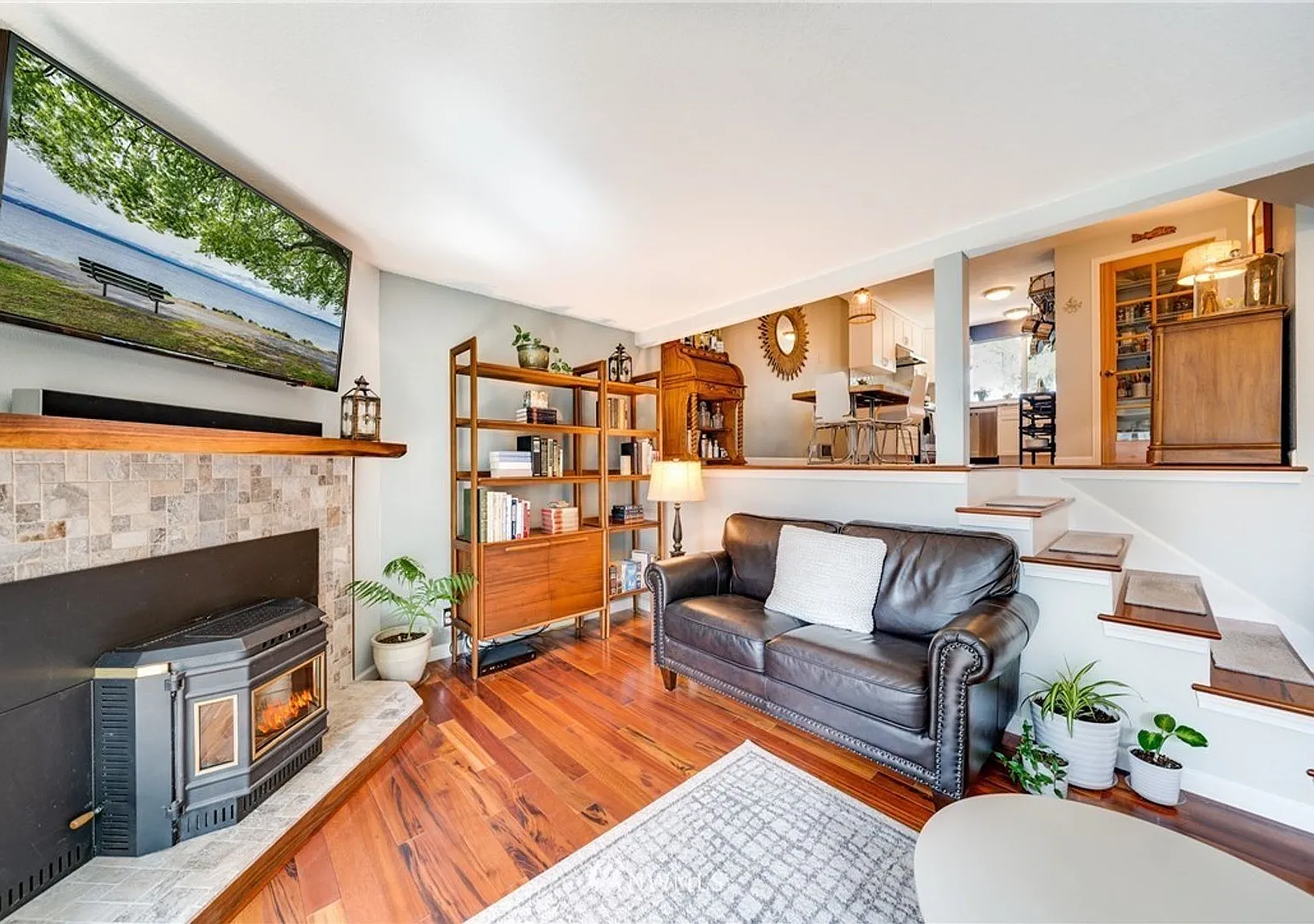 Beautifully Remodeled 2 bed/1.5 Bath Townhome in Shoreline — Photo 2
