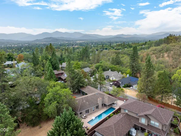1615 NW Olmar Dr, Grants Pass, OR 97526
